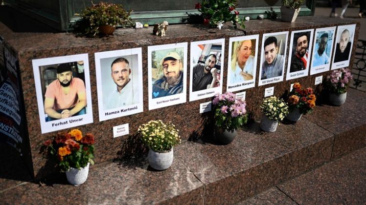 Die Bilder der Opfer wurden als Erinnerung auf dem Marktplatz in Hanau angebracht.