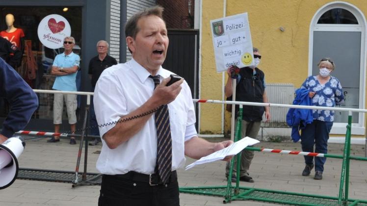Rainer Pund, hier als Redner einer Protestveranstaltung im Juli 2020 in der Meppener Innenstadt, wird nicht aus der emsländischen AfD-Kreistagsfraktion ausgeschlossen.
