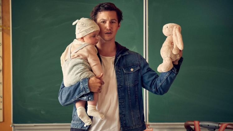 Timo Savona (Tim Oliver Schultz) stellt mit Baby Lilly seinen Beruf in der Schule als "Vater" vor.