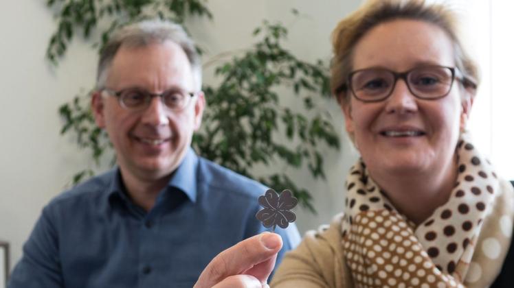 Ralf Ossenschmidt-Engelbrecht und Petra Engelbrecht blicken optimistisch in die Zukunft und haben ihr ganz besonderes Glückssymbol - natürlich mit dem Laser gefertigt.