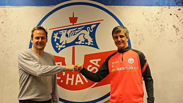 Vertrag verlängert: Der FC Hansa - hier durch Manager Martin Pieckenhagen (links) vertreten - und Cheftrainer Jens Härtel habe sich auf eine weitere Zusammenarbeit geeinigt. Der 51-Jährige unterschrieb einen Kontrakt bis Sommer 2022.