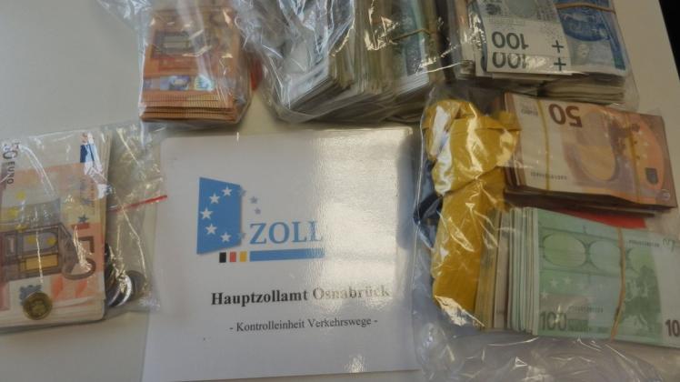 Der Osnabrücker Zoll hat bei zwei Fahrzeugkontrollen auf der A30 Bargeld im Wert von 103.000 Euro und 160.00 polnische Zloty (umgerechnet circa 35.000 Euro) gefunden.