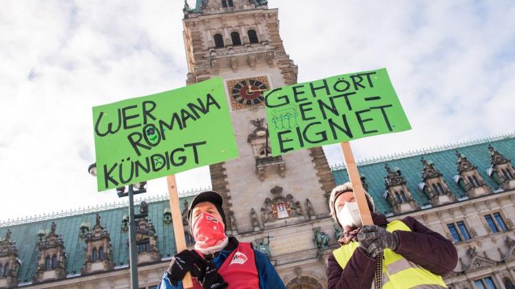 Vor dem Gütetermin am Arbeitsgericht machten Unterstützer auf dem Rathausplatz gegen die drohende Kündigung  von Romana Knezevic mobil.
