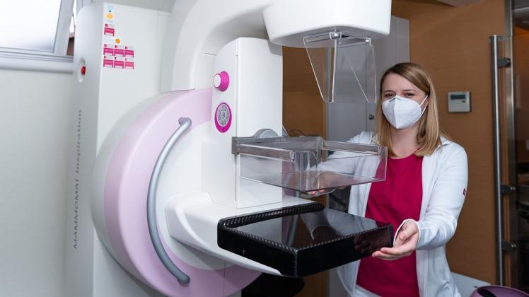 Ab sofort steht das Mammobil am Freibad in Bad Essen. Mitarbeitern Alina Born erklärt das Mammographiegerät im Mammobil.
