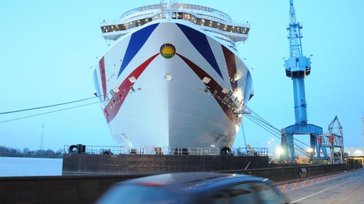 Ein "Union Jack", die britische Flagge, ziert auch den Rumpf des nächsten neuen Kreuzfahrtschiffes der Meyer Werft für P&O Cruises. Unser Foto zeigt das Schwesterschiff "Iona".