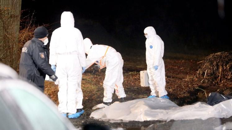 Experten der Spurensicherung am Fundort. Die Leiche der vermisste Christa W. lag in Tangstedt unweit der B432 neben einem Feldweg.
