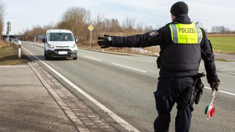Die Polizei kontrolliert auf der Bundesstraße zwischen Cambs und Rampe.