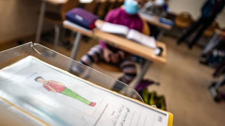 Die Grundschulen im Bundesland Bremen kehren angesichts der grundsätzlich sinkenden Zahl von Corona- Neuinfektionen zum Präsenzbetrieb in voller Klassenstärke zurück. So weit will Niedersachsen noch nicht gehen.