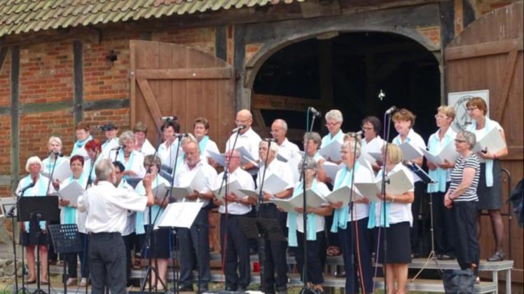 Auf Auftritte wie hier 2018 beim Mühlensingen in Wittenburg muss der Chor aus Stralendorf und Dümmer noch warten.