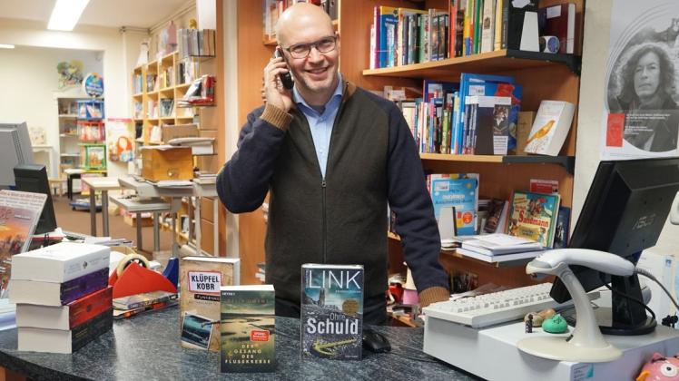 Seit Montag steht das Telefon in dem Buchladen von Holger Graf nicht mehr still. Die Haselünner wollen den Laden unbedingt vor der Schließung retten und bestellen nun Bücher, Spiele und Filme.
