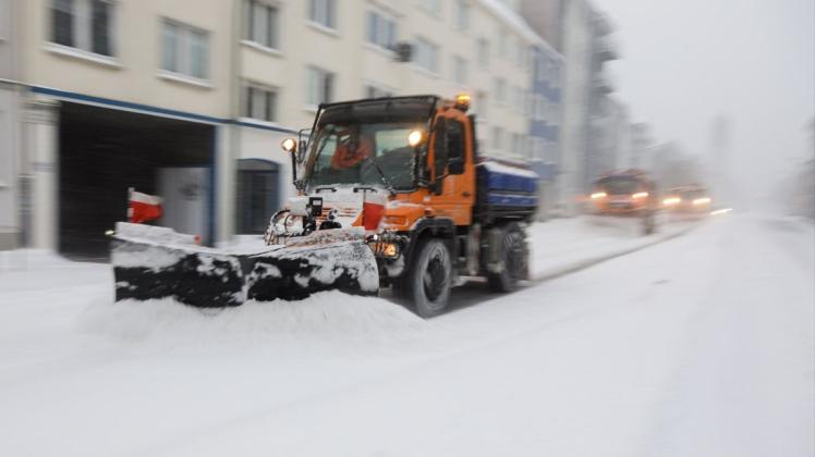 Extremer Schneefall stellte den Osnabrücker Servicebetrieb vor große Herausforderungen. Das Foto zeigt Räumfahrzeuge am 7. Februar in der Iburger Straße.