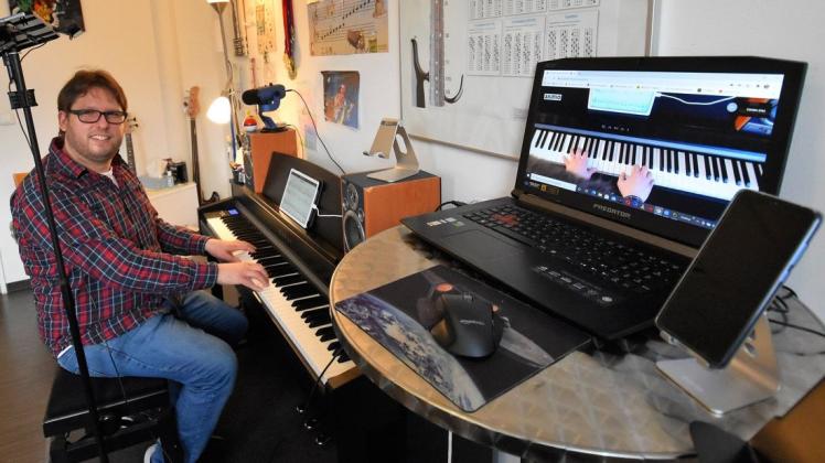 Carsten Schulte Leiter der Musikschule Strings, gibt ausgestattet mit verschiedenen Kameras am Klavier Onlineunterricht. Carsten Schulte Leiter der Musikschule Strings, gibt ausgestattet mit verschiedenen Kameras am Klavier Onlineunterricht.