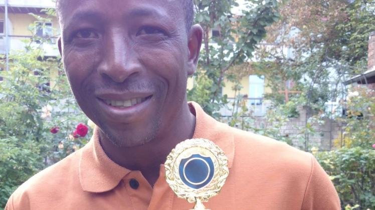 Saharou Tchedre machte mit Hilfe von Couleurs Afrik ein Praktikum bei der Schweriner Abfallentsorgung. Der Verein stiftete auch einen Pokal für die sauberste Schule von Sokodé.