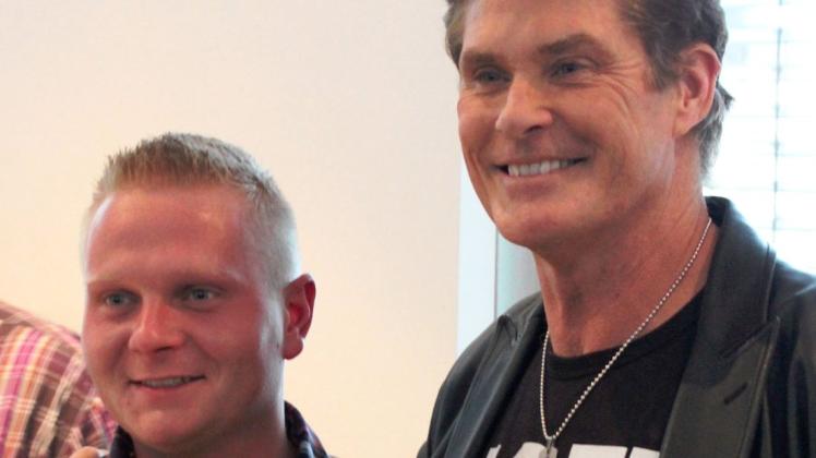 Seite an Seite mit David Hasselhoff: Marcus Bierfreund aus Zepelin im Februar 2011