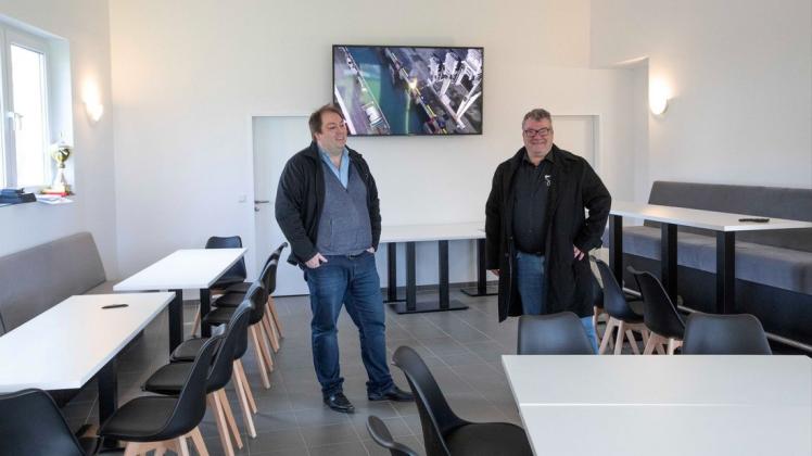 Vorstandsvorsitzender Sören Korf (links) und Bürgermeister Holger Elixmann im neuen Vereinsheim der Spielvereinigung Gaste-Hasbergen.
