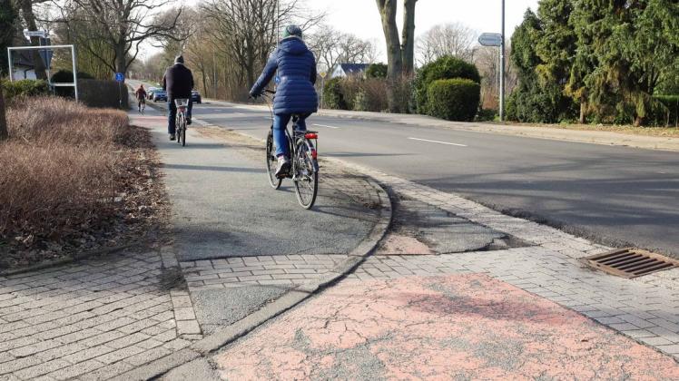 An der Huder Straße in Bookholzberg zwischen der Straße An der Ellerbäke und der Fischbeckstraße soll eine Fußgängerampel installiert werden. Außerdem soll auf der Nordseite der Straße (rechts) der Gehweg verbreitert werden. An der Huder Straße in Bookholzberg zwischen der Straße An der Ellerbäke und der Fischbeckstraße soll eine Fußgängerampel installiert werden. Außerdem soll auf der Nordseite der Straße (rechts) der Gehweg verbreitert werden.