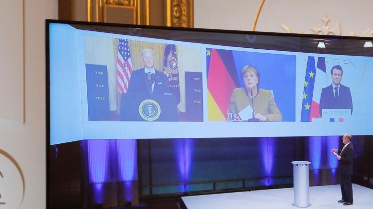 Per Video zu Gast auf der Münchner Sicherheitskonferenz: US-Präsident Joe Biden, Kanzlerin Angela Merkel und der französische Staatschef Emmanuel Macron (v.l.).