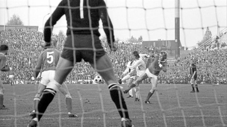 1971: Den Anfang machte Ulrik Le Fevre von Borussia Mönchengladbach im Spiel gegen den FC Schalke 04. Der Däne lupfte den Ball im gegnerischen Strafraum über zwei Gegenspieler hinweg und traf dann per Volley ins rechte Eck.