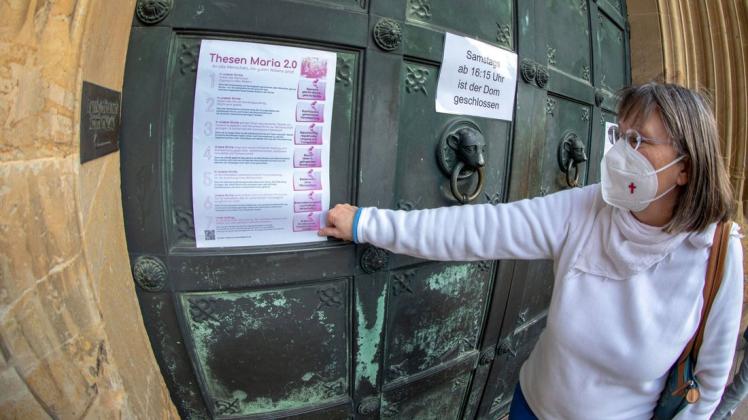 Katharina Hubrich brachte gemeinsam mit Gisela Lingemann am Dom sieben Thesen für eine geschlechtergerechte Kirche an. Bundesweit schlugen an diesem Wochenende Frauen der Bewegung Maria 2.0 ihre Forderungen an Kirchentüren an. Foto: Jörn Martens Katharina Hubrich brachte gemeinsam mit Gisela Lingemann am Dom sieben Thesen für eine geschlechtergerechte Kirche an. Bundesweit schlugen an diesem Wochenende Frauen der Bewegung Maria 2.0 ihre Forderungen an Kirchentüren an. Foto: Jörn Martens