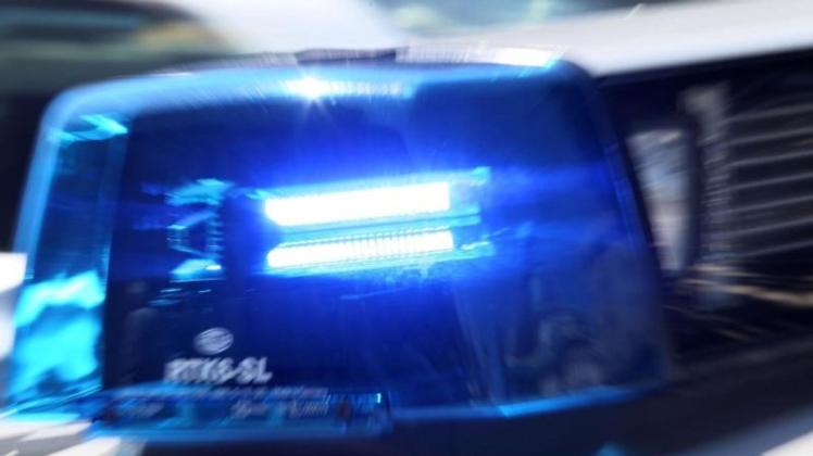 Das eingeschaltete Blaulicht eine Polizeifahrzeuges.