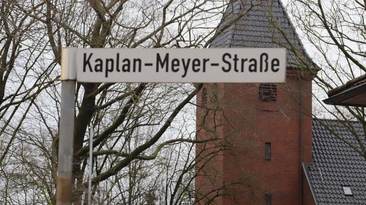 Die Kaplan-Meyer-Straße in Sedelsberg führt an Kirche und Grundschule vorbei.