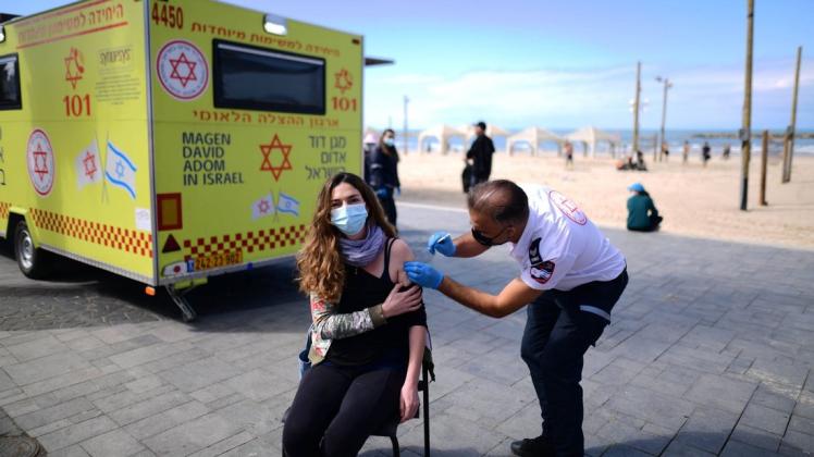 In Israel (hier Tel Aviv) kehrt langsam Normalität in der Pandemie ein – auch dank des Grünen Passes.