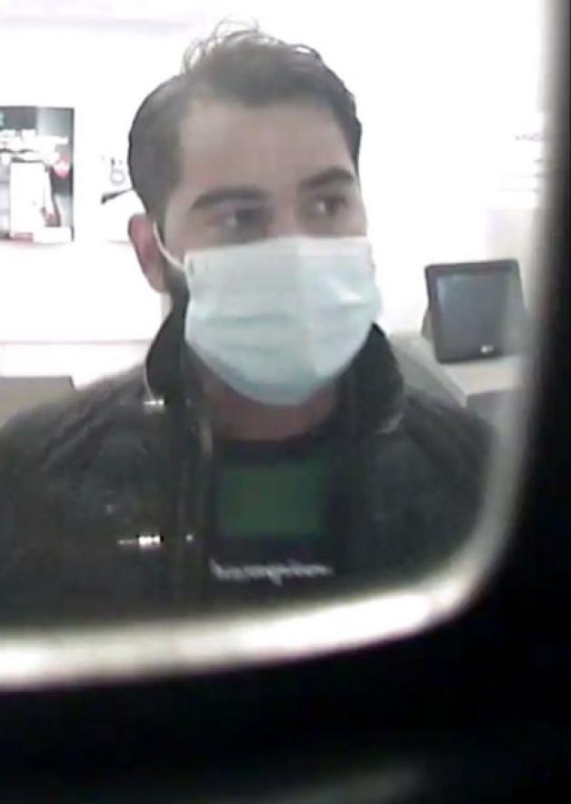 Die Kameras haben auch das Gesicht eines der Täter eingefangen - allerdings mit Maske.
