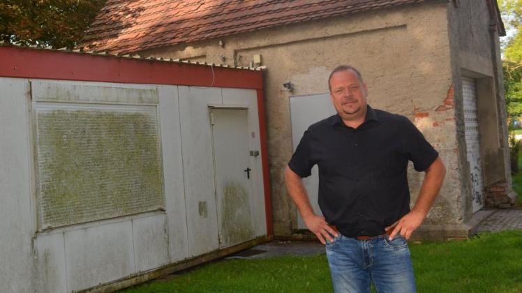 Bisher ist die Kuhser Feuerwehr in einem maroden Altbau und Containern untergebracht. Mit dem neuen Mehrfunktionshaus will Bürgermeister Ulf Kalisch hier Abhilfe schaffen und zugleich ein Dorfbegegnungszentrum errichten. Bisher ist die Kuhser Feuerwehr in einem maroden Altbau und Containern untergebracht. Mit dem neuen Mehrfunktionshaus will Bürgermeister Ulf Kalisch hier Abhilfe schaffen und zugleich ein Dorfbegegnungszentrum errichten.