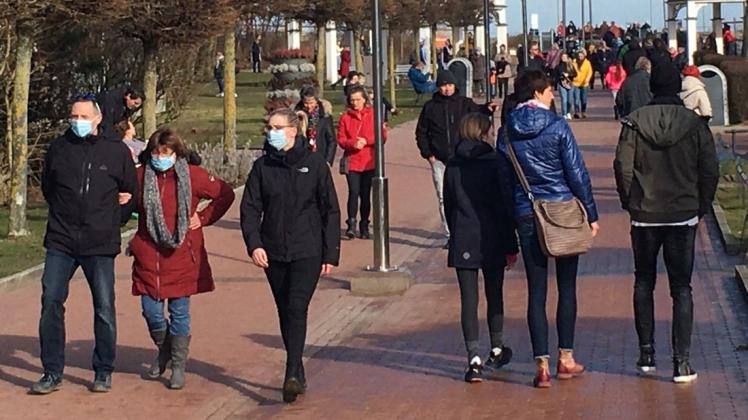 Tausende Menschen tummelten sich am Sonntag im Ostseebad Boltenhagen. Abstand halten war kaum noch möglich.