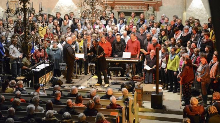 Gospel, Pop und Jazz genießen in der Westerkappelner Kirchenmusik einen hohen Stellenwert. Besonders deutlich wird das bei den Gospel-Workshops. Vergangenes Jahr gab es die 23. Auflage. Das Bild zeigt das Abschlusskonzert mit Kantor Martin Ufermann und die Stardozentin Judy Bailey umringt von den Zuhörern in der voll besetzten Stadtkirche und dem 150-köpfigen Projektchor.