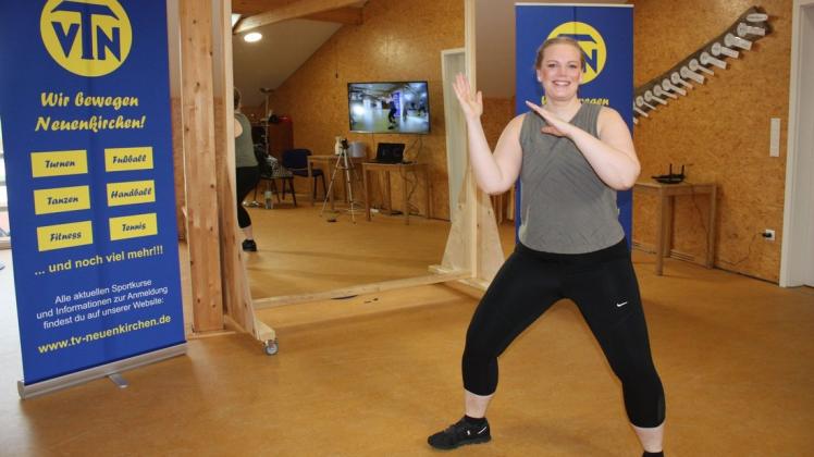 Der TV Neuenkirchen bietet seine Fitnesskurse – hier Bärbel Blißenbach beim Zumba – inzwischen online an.