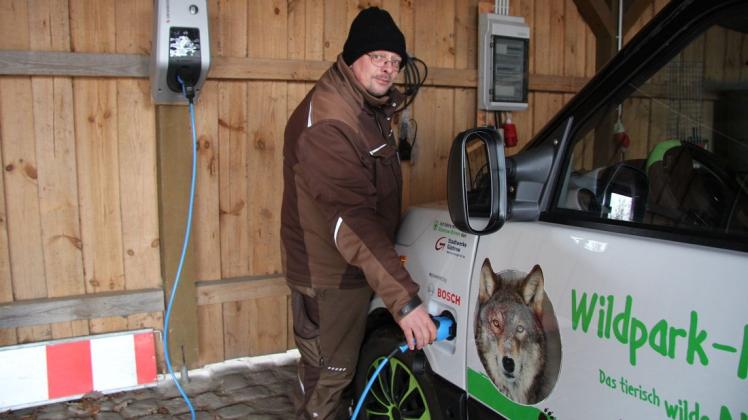 Freut sich über die Ladestation für Elektro-Autos im Güstrower Wildpark: Wildpark-Mitarbeiter Manuel Sager.
