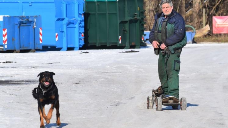 Hund Lorbaß ist ganz aus dem Häuschen, wenn Herrchen Herbert Dressler seine Runden mit dem Motor-Skateboard dreht.