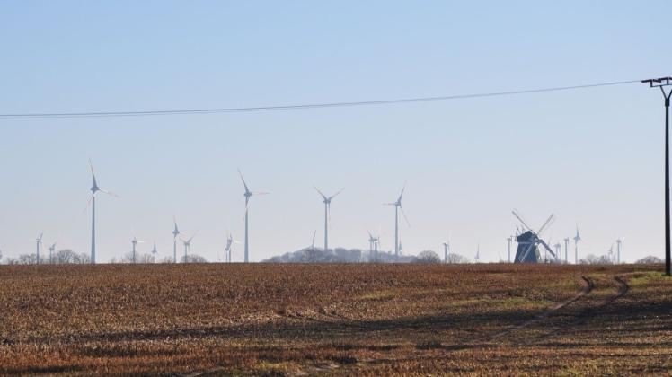 Der Windpark zwischen Kladrum, Frauenmark und Friedrichsruhe ist mit 58 Anlagen einer der drei größten in MV. Offenbar fiel schon den Erbauern der Holländermühle bei Goldenbow 1924 auf, dass hier oft Wind weht.