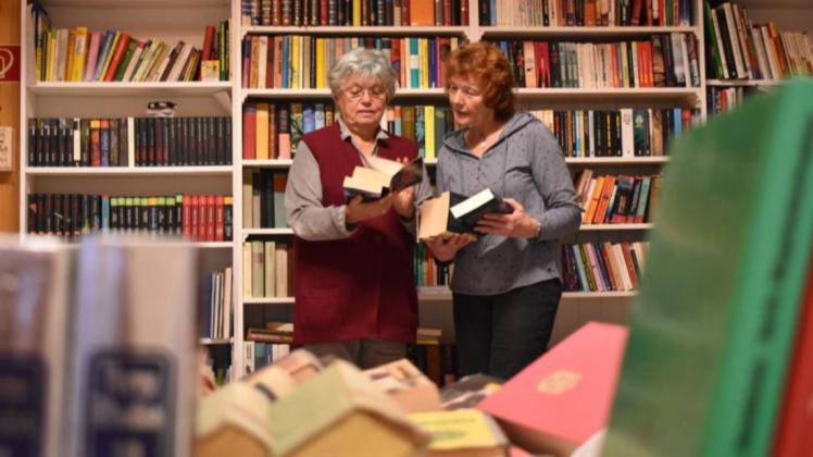 Als die Leseecke 2018 in Dümmer eröffnet wurde, erhielt Margit Burgschweiger (r.) Hilfe von ihrer Freundin Monika West. Momentan ist ein Treffen in der kleinen Bücherei jedoch nicht möglich.
