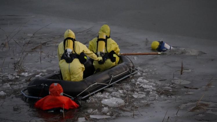 Unter Vollschutz und mit großem körperlichen Aufwand wurde ein Fass mit möglichem Gefahrengut aus einem Nebenarm der Elbe geborgen.