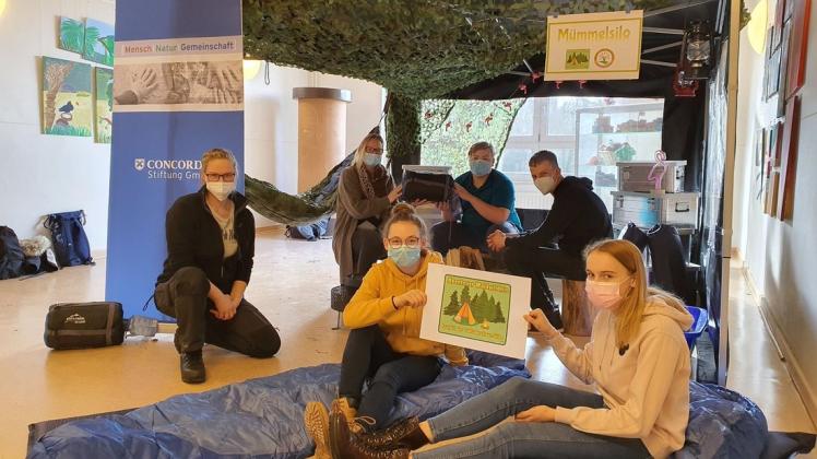 Die Neuhauser Schüler freuen sich zusammen mit ihrer Lehrerin Katharina Reibe (l.) über eine Spende von der Concordia-Versicherung, die ihnen Christina Hennings (2.v.l.) überbrachte.