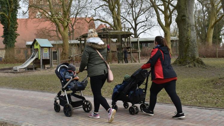 Ein Spielplatz in Güstrow. Gibt es in der Südstadt zu wenig davon? Das befürchtet Helmut Kietzmann, der selbst an einem Spielplatz wohnt. Ein Spielplatz in Güstrow. Gibt es in der Südstadt zu wenig davon? Das befürchtet Helmut Kietzmann, der selbst an einem Spielplatz wohnt.