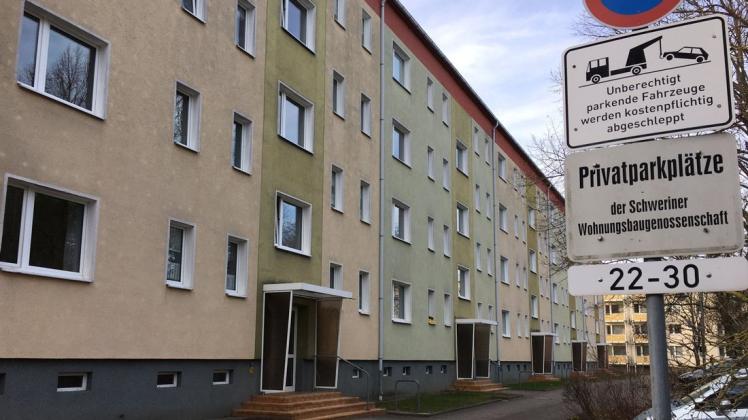 Diesen Viergeschosser in der Weststadt will die Schweriner Wohnungsbaugenossenschaft in diesem Jahr sanieren.
