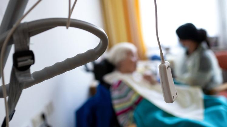 Arbeit   in der   Altenpflege  ist   physisch und  psychisch  sehr belastend.  Das  schlägt  sich  in  einem hohen  Krankenstand  und  vielen Frühverrentungen nieder. Foto: Sven Hoppe/dpa +++ dpa-Bildfunk +++