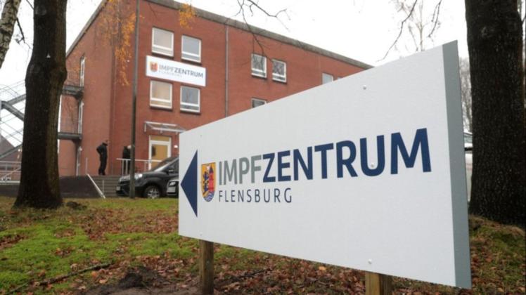 Ein Schild weist den richtigen Weg zum Impfzentrum am Twedter Mark in Flensburg.