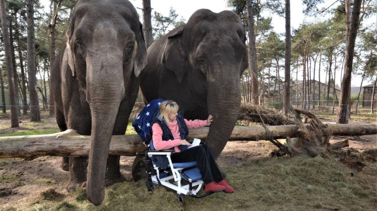 Fühlt sich wohl inmitten der Elefanten: Elke Roos, die in Itterbeck beim Zirkus  Renz einen besonderen Tag erlebte.