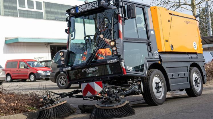 Vollelektrisch: Die neue Straßenkehrmaschine des Osnabrücker Servicebetriebes wird vor allem auf den Radwegen und in der Fußgängerzone für Sauberkeit sorgen.