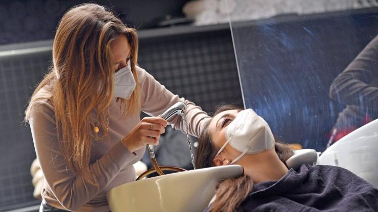 Verpflichtendes Haarewaschen und Maske tragen: Das Hygienekonzept bleibt in Friseursalons auch ab dem 1. März weiterhin bestehen. (Symbolbild)