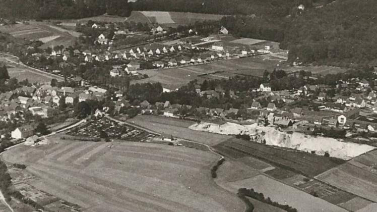 Dieser Postkartenausschnitt aus dem Jahr 1960 zeigt eindrucksvoll die Ausmaße des Steinbruchs am Hagenberg, in dem 43 Jahre zuvor eine Iburgerin tödlich verunglückte. Das Dreieck links ist der alte Friedhof.