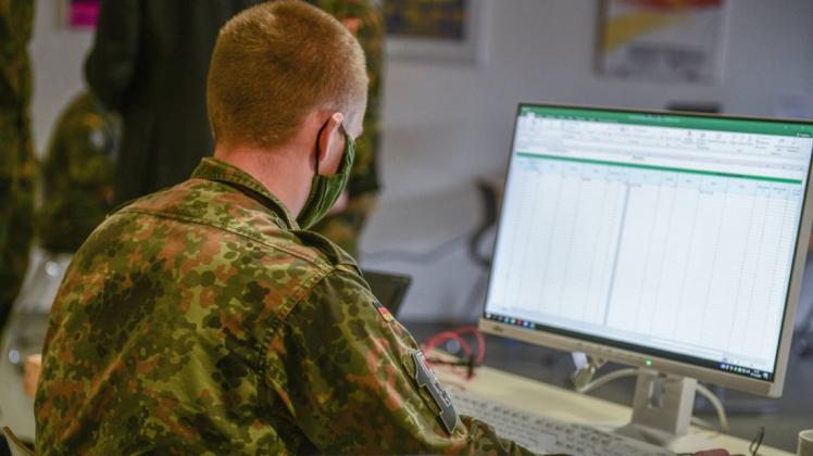 Ein ungewöhnlicher Arbeitsplatz für einen Soldaten: Die Bundeswehr hilft unter anderem bei der Kontaktverfolgung in Gesundheitsämtern aus. (Symbolbild)