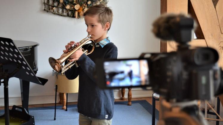 Vor laufender Kamera spielt Gustav sein Programm für den Wettbewerb "Jugend musiziert" ein.