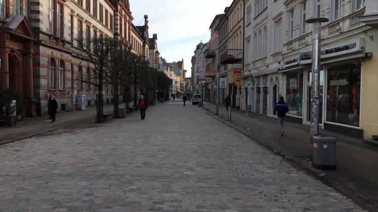 Nichts los auf dem Schweriner Boulevard: Im zweiten Lockdown kommen nur noch wenige Menschen in die City. Ist das ein Bild, das wir auch nach Corona öfter sehen werden?