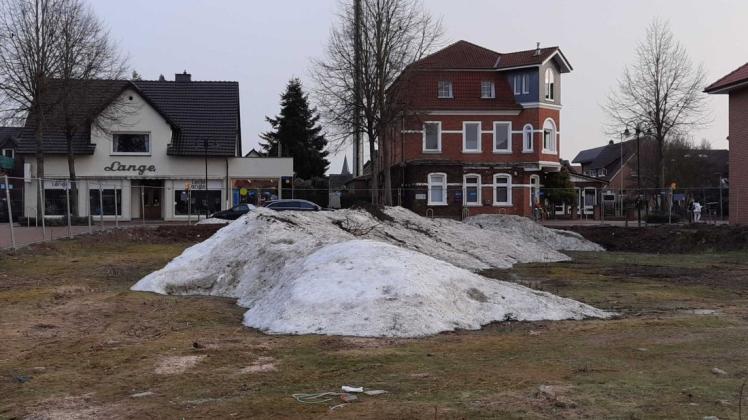 Der letzte Schnee schmilzt in der Sonne. Bald soll auf dem Hengeholt-Gelände an der Lindenstraße Sand aufgefahren werden für ein Sommerspielplatz für Kinder.