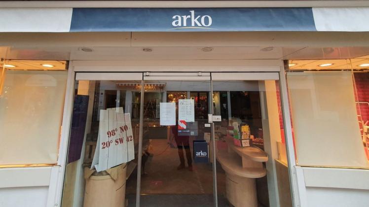 Per Aushang informiert Arko seine Kunden an der Itzehoer Filiale über die Wiedereröffnung.